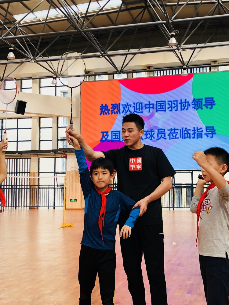世界冠军与小学生上演力量与速度—国家羽毛球队走进合肥市奥体小学