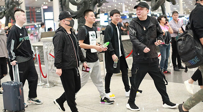 社会社会！郭德纲于谦出行阵仗大 数十黑衣人紧随 