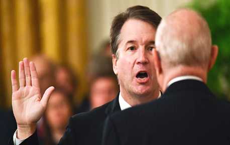 美国涉性侵大法官宣誓就任  特朗普代表美国向其全家道歉