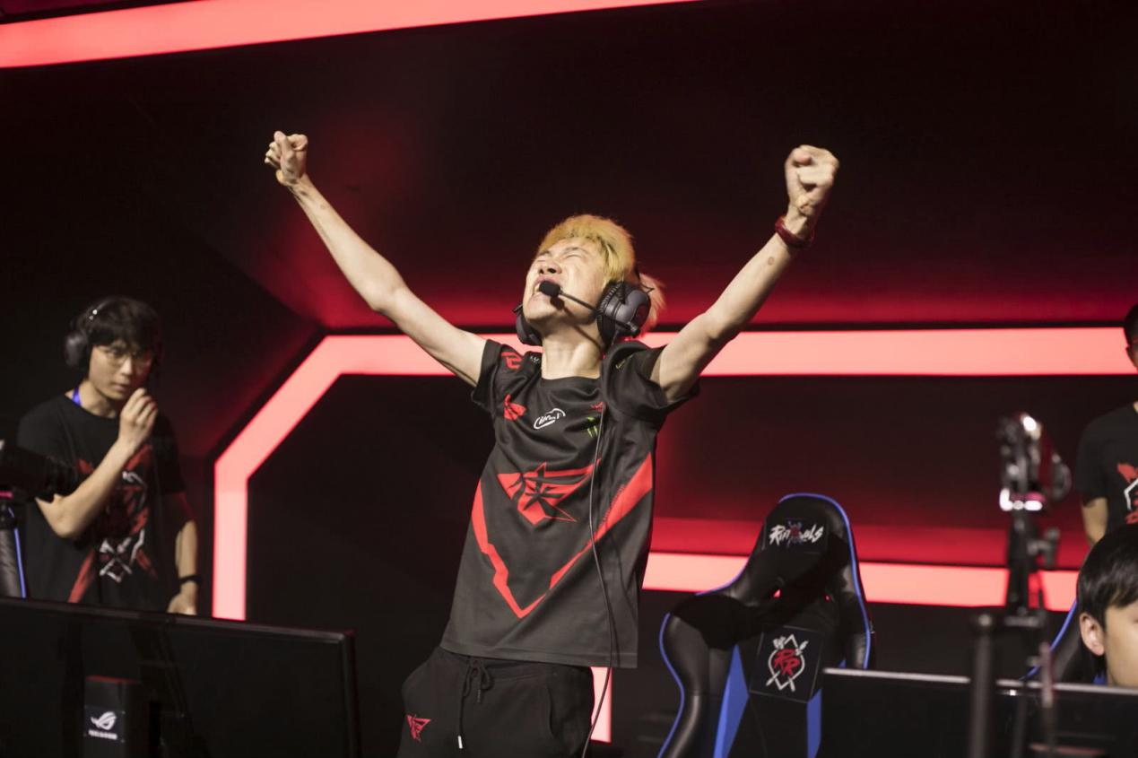 S8迄今LPL战绩全胜 克烈王doinb家中直播落