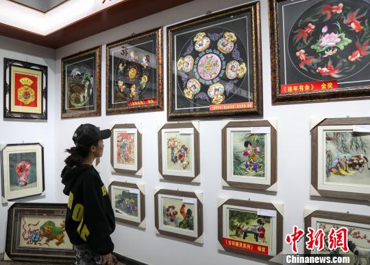 南宫NG·28(中国)官方网站山西六旬女子传承刺绣技艺 拓展农村脱贫创业路(图1)