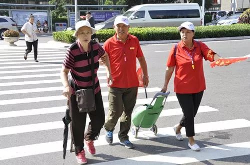 青岛大妈的风采之李春玲:志愿路上伉俪情