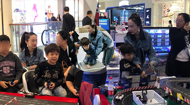 霍思燕与儿子外出游玩被偶遇 嗯哼爬石墩调皮又可爱