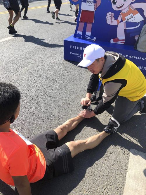 青岛地铁220位志愿者助力马拉松赛事活动