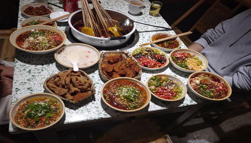 展现经典老成都味道 刷把签签锑锅麻辣烫亮相