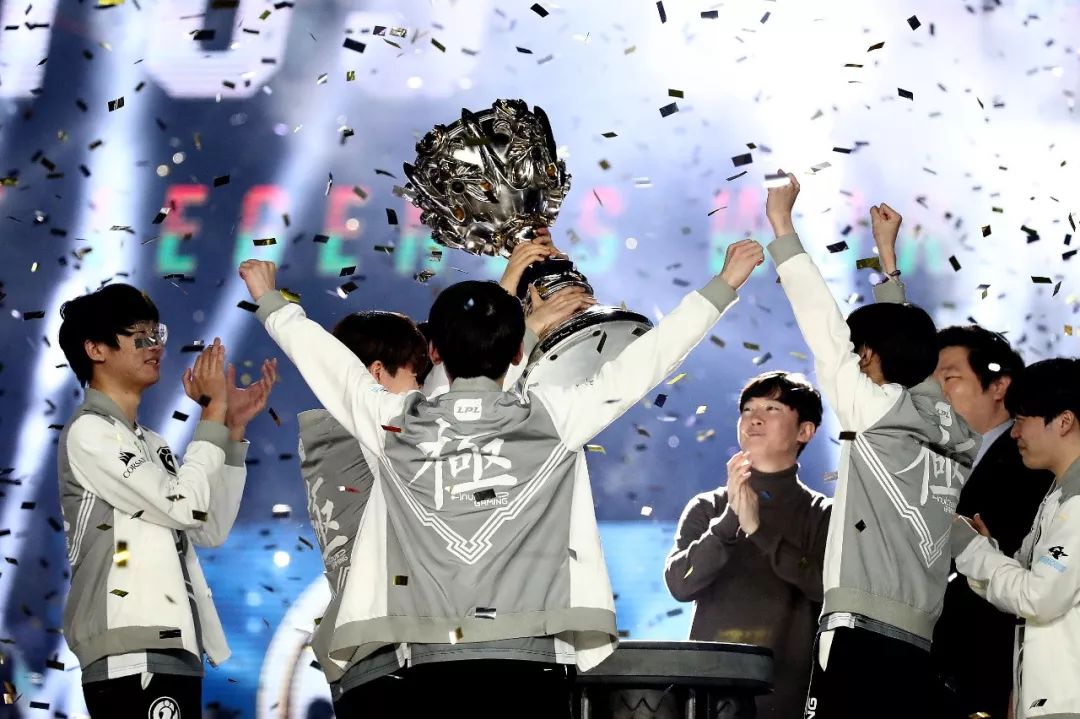 iG夺冠年轻人狂欢引发讨论:电竞还是游戏?