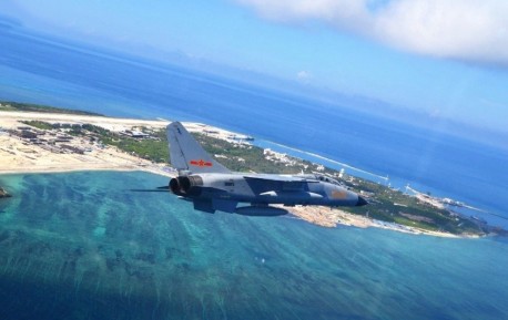 搭载战机数量更多，是航母成本的一半，性能是航母十倍