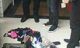 男子被女友抛弃偷内衣发泄 身上搜出38件女性内衣