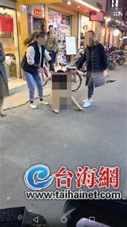 女子被四人当街殴打扯光衣服 视频过程中无人劝阻