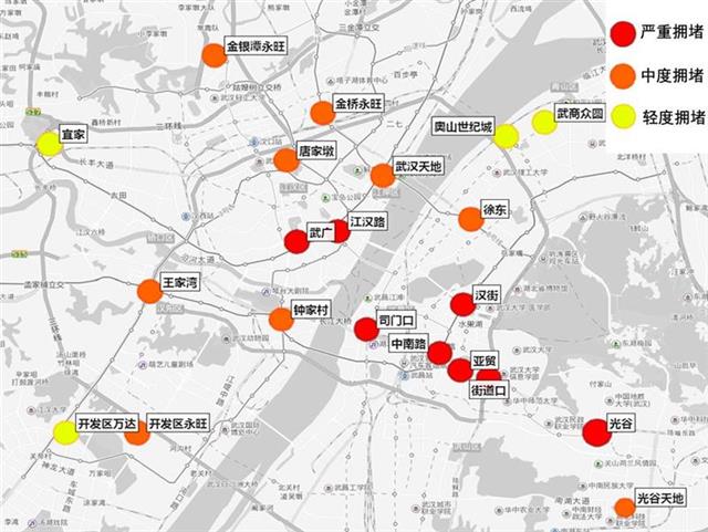 景区周边交通预判。春节期间,汉口江滩、东湖绿道、黄鹤楼、归元寺、欢乐谷、木兰天池、锦里沟、清凉寨、海昌极地海洋世界等景点周边道路,如沿江大道(黄浦大街至天津路)、鲁磨路(东湖隧道-喻家山北路)、长江大桥、鹦鹉大道(汉阳大道至拦江路)、汉阳大道(鹦鹉大道至五琴路)、欢乐大道(二环线-仁和路)、徐东大街、塔子湖东路(宏图路-和谐大道)、金银潭大道(姑李路-宏图路)、宏图路(金银潭大道至盘龙城大桥)、巨龙大道(盘龙大道-岱黄高速)、盘龙大道(腾龙大道-巨龙大道)等交通压力提升。 新城区交通预判。受春节期间集中