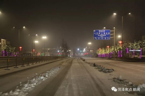 菏泽的雪中景雪中情！雪夜拍摄八个小时，有人爱得热烈、有人活得真诚…