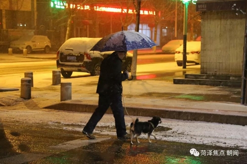 菏泽的雪中景雪中情！雪夜拍摄八个小时，有人爱得热烈、有人活得真诚…