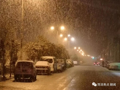 菏泽的雪中景雪中情！雪夜拍摄八个小时，有人爱得热烈、有人活得真诚…