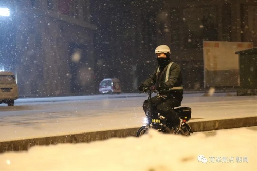 菏泽的雪中景雪中情！雪夜拍摄八个小时，有人爱得热烈、有人活得真诚…