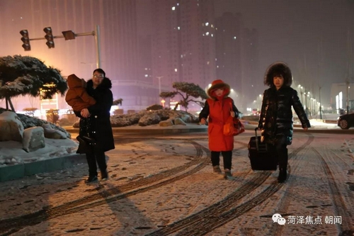 菏泽的雪中景雪中情！雪夜拍摄八个小时，有人爱得热烈、有人活得真诚…