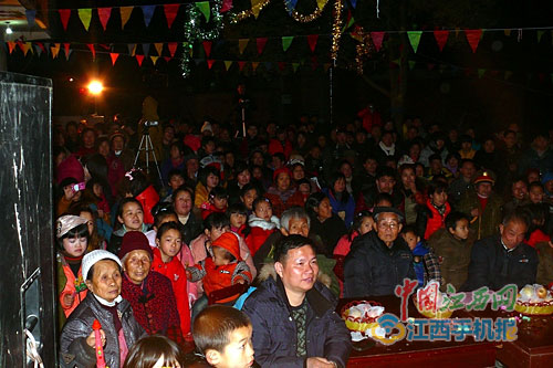 江西部分乡村“村晚”火爆 已成过年“标配”