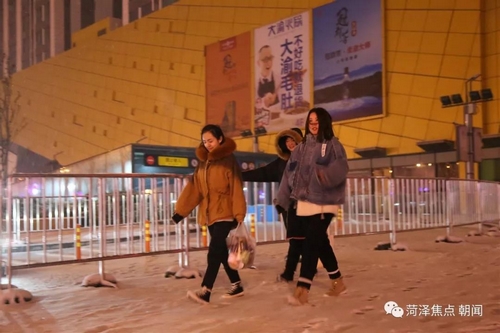 菏泽的雪中景雪中情！雪夜拍摄八个小时，有人爱得热烈、有人活得真诚…