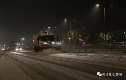 菏泽的雪中景雪中情！雪夜拍摄八个小时，有人爱得热烈、有人活得真诚…