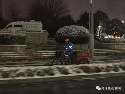 菏泽的雪中景雪中情！雪夜拍摄八个小时，有人爱得热烈、有人活得真诚…