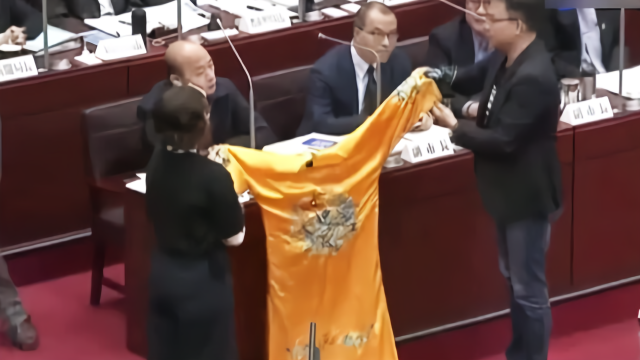 民进党议员自导自演送上“黄袍” 韩国瑜表情亮了
