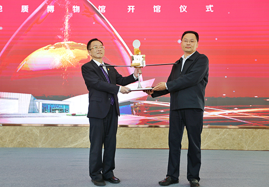 自然资源厅党组书记,厅长王一鸥,省自然资源厅党组成员,副厅长赖馨正