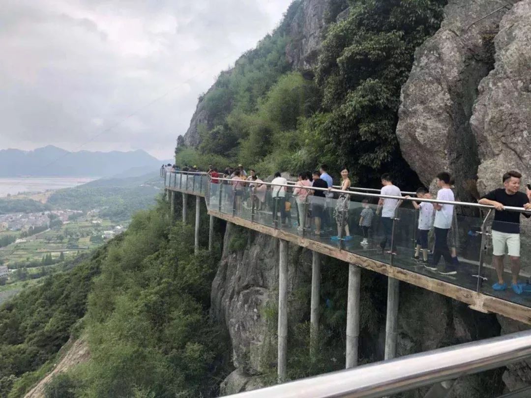 远可眺大母湾海上日出,近可观蟹钳港日落,规划设计的白岩山玻璃栈道更