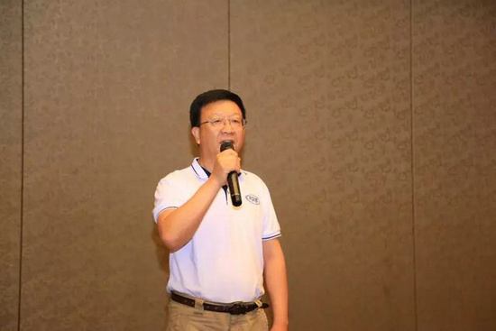 河南省酒业协会副会长兼秘书长蒋辉登台讲话：“‘天时荟’的成立众望所