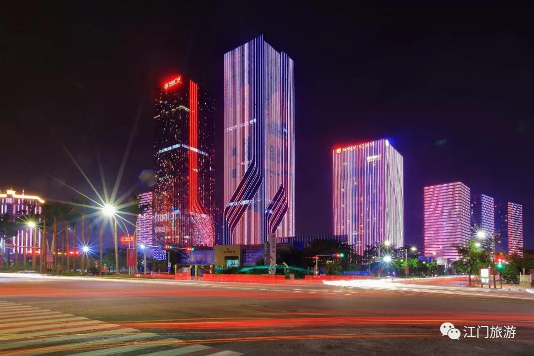 城市 江门市夜景(彭伟宗/摄) 灯光有节奏地一盏一盏释放光芒,一座座