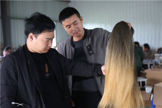 普普通通智海天下 习智海的假发看着不起眼