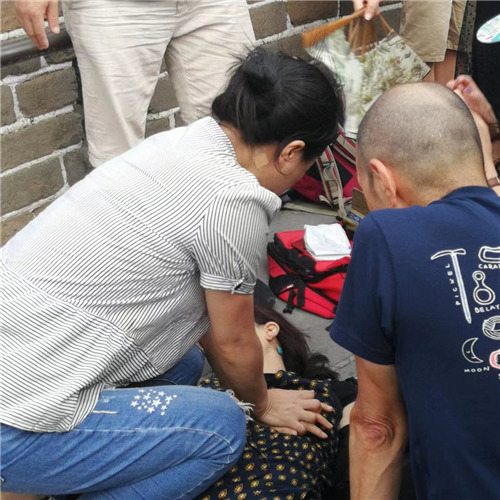  八达岭长城上，江苏女医生跪地为日本女游客做心肺复苏