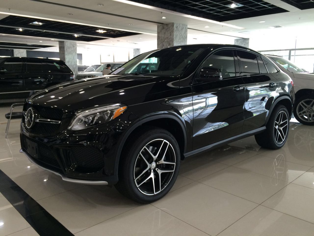 而在时隔7年后gle运动suv(gle coupe)的推出才算是给了这个问题最终的