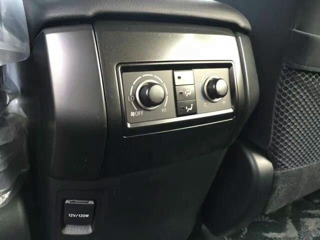 以前三台车都是原装真皮，但都是套着布套开，以是此次爽性买布的，但桃木内饰确切悦目，无非在网上定制了碳钎维面板，快到货了。