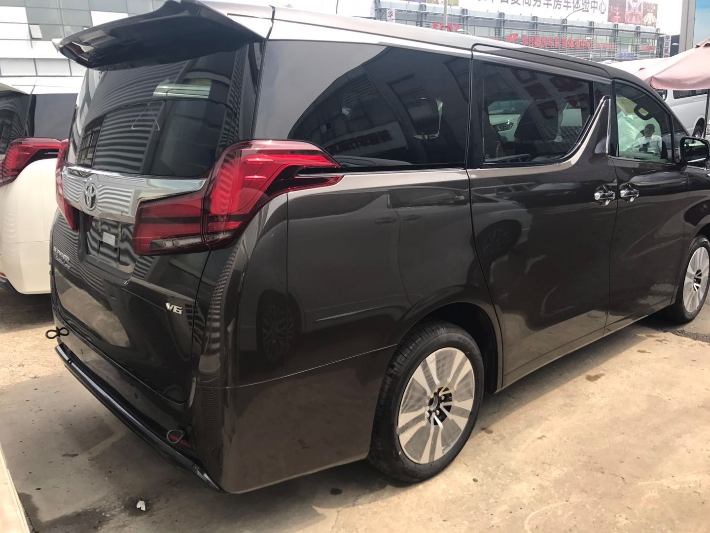 19款丰田埃尔法颜色配置齐全优惠促销中