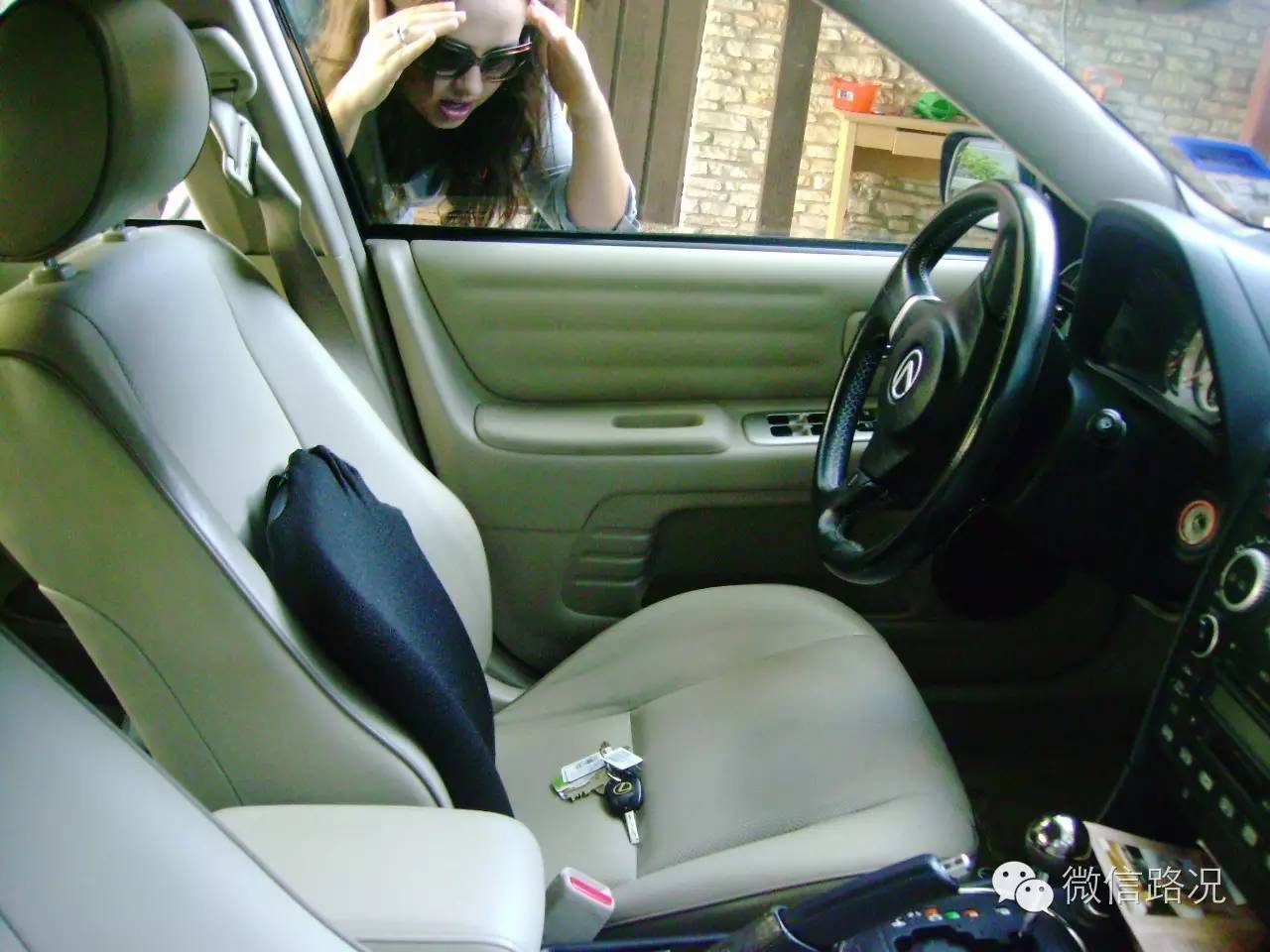 钥匙被锁车里了!应该砸哪一块车窗?