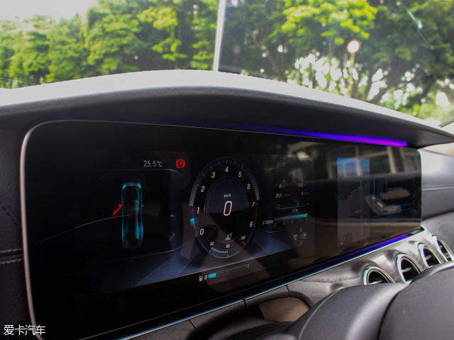 北京奔驰全新e级全系标配双12.3英寸高清显示屏.