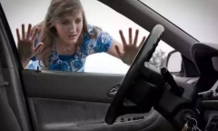 钥匙锁车里，到底该砸哪块车窗？