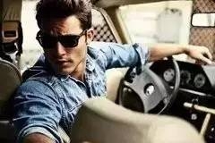 倒车的时候是看反光镜好 还是看后车窗好