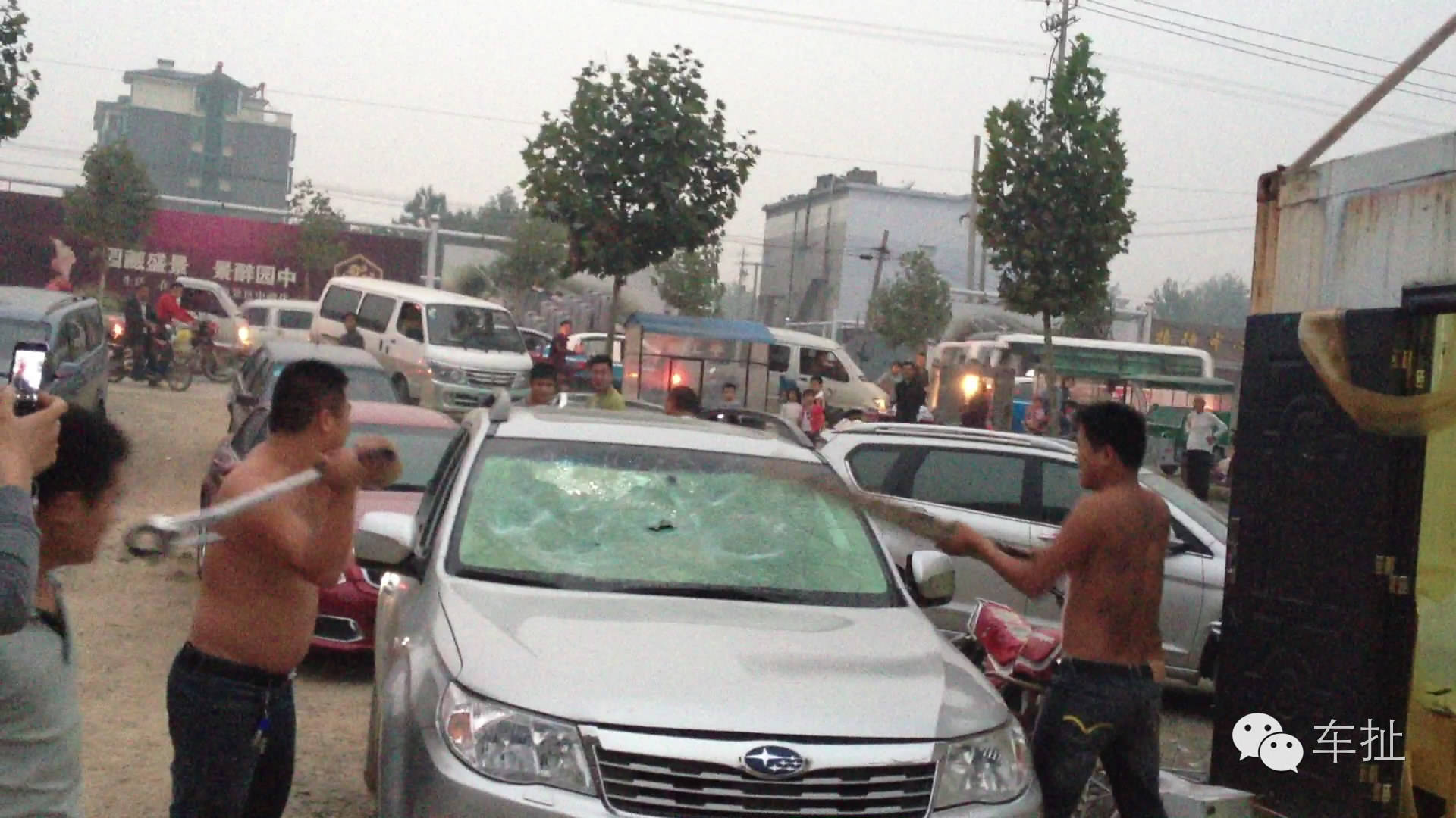 砸中2车！杭州一工地桩机倾倒，致货车和公交车司机受伤