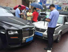 捷达顶了一下500万的劳斯莱斯，要赔60万！咋整？