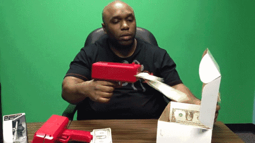 销售员会从中拿回扣的,而选择刷卡,银行最多收个几块钱手续费.