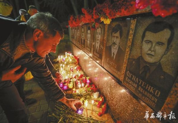 民众举行纪念仪式。