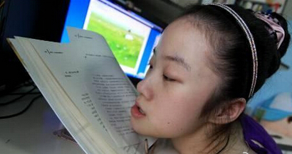 王雅静在用下巴写诗。