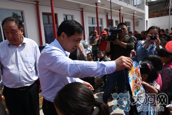 武陟县慈善协会赴鲁山县献爱心 情暖贫困村