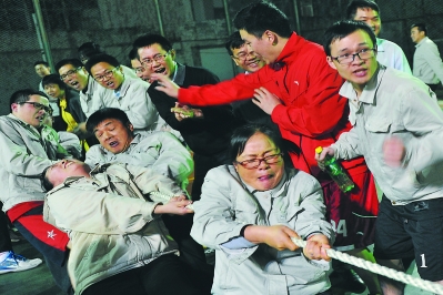 每周的趣味体育活动,缓解了热电厂职工的工作压力。