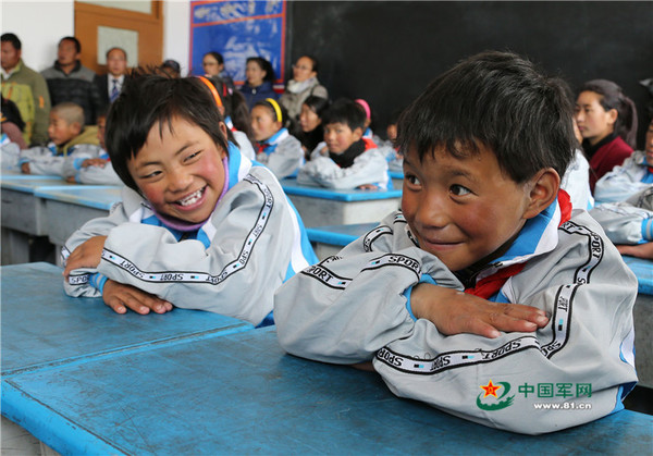 畅谈梦想让孩子们的笑容满满。涂敦法摄