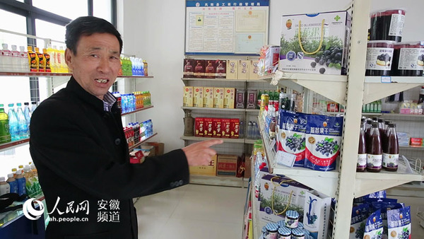 小岗村村民吴广利告诉记者总书记曾在这里驻足，询问超市的情况。