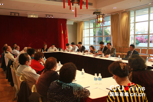 中国新疆文化交流团同在澳疆胞进行座谈。（摄影 王潇）