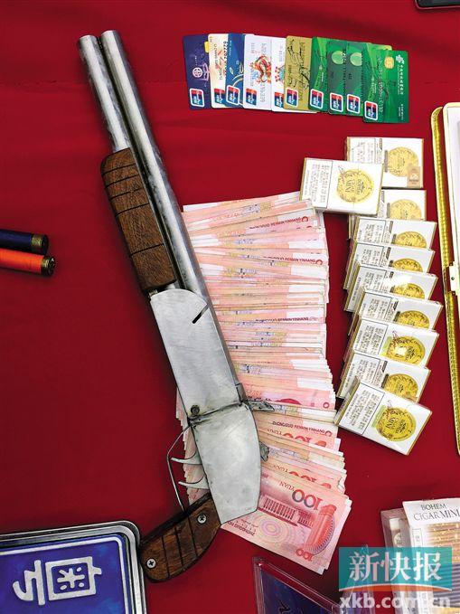 ■广州黄埔警方在展开侦查行动时,在缴获的一辆汽车上发现一支双管霰弹枪。