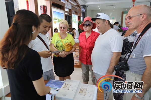 三亚五一房展首日观展人数众多 房产促销让利