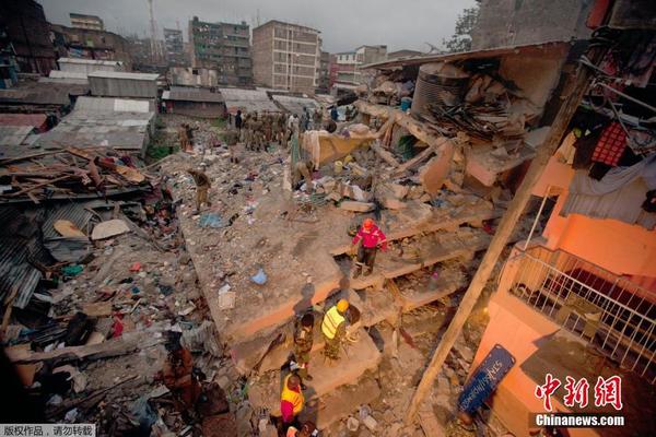 肯尼亚首都一6层居民楼倒塌 住户被埋